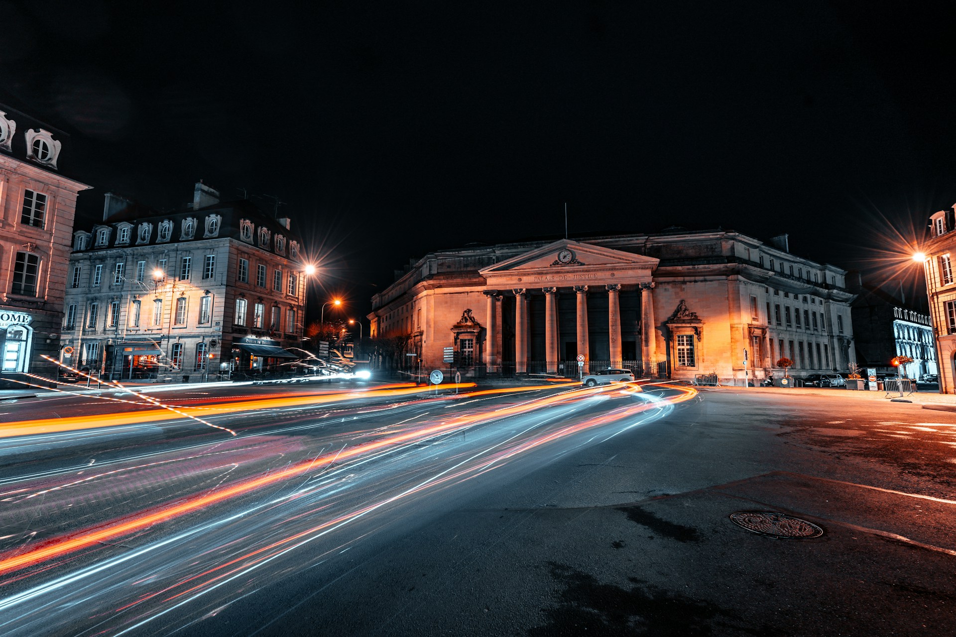 place-palais-de-justice-de-nuit-à-caen